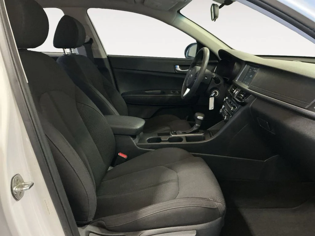 Used 2018 White Kia LX image 24