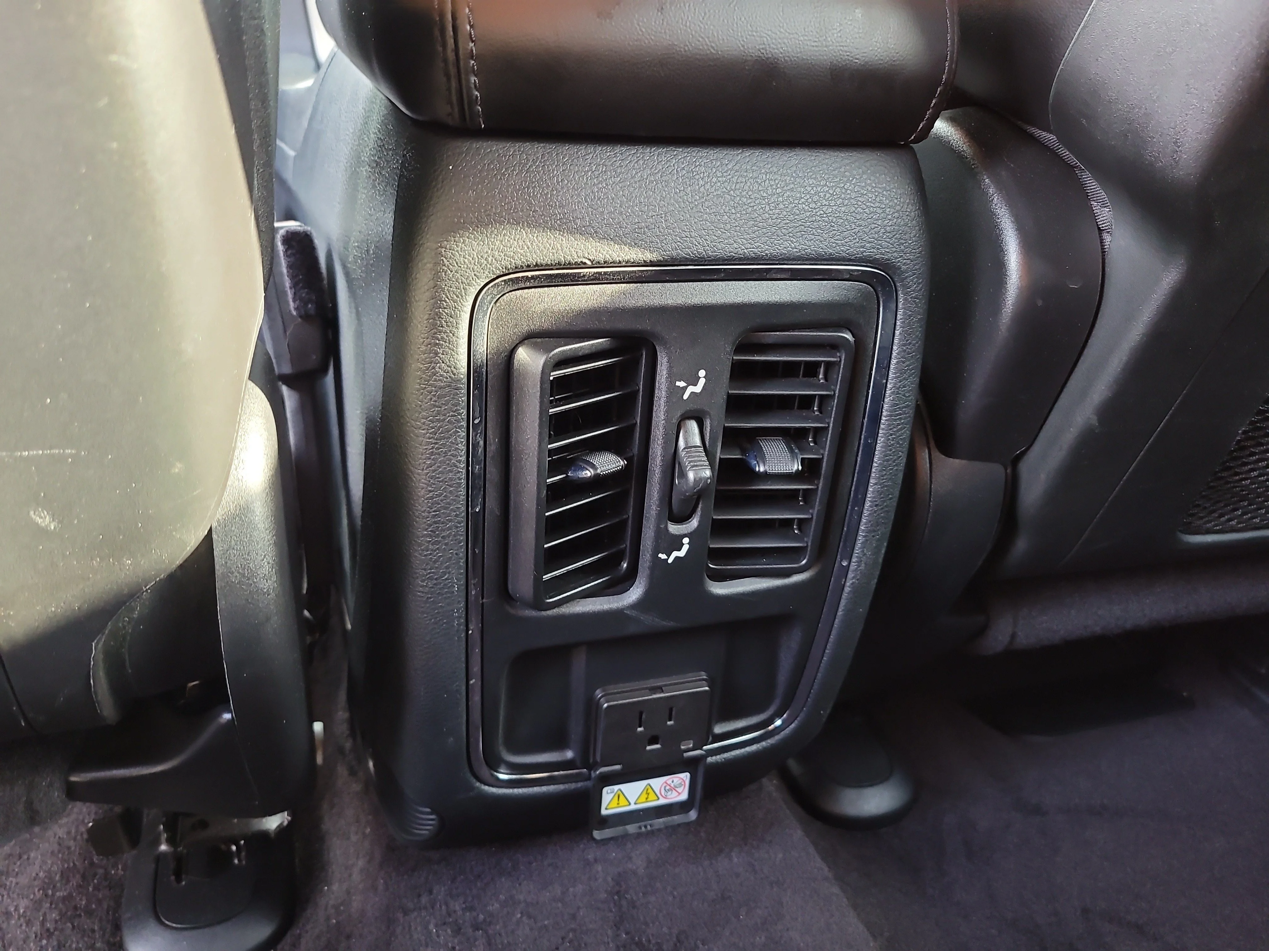 Used 2018 Rhino Clearcoat Jeep Altitude image 13