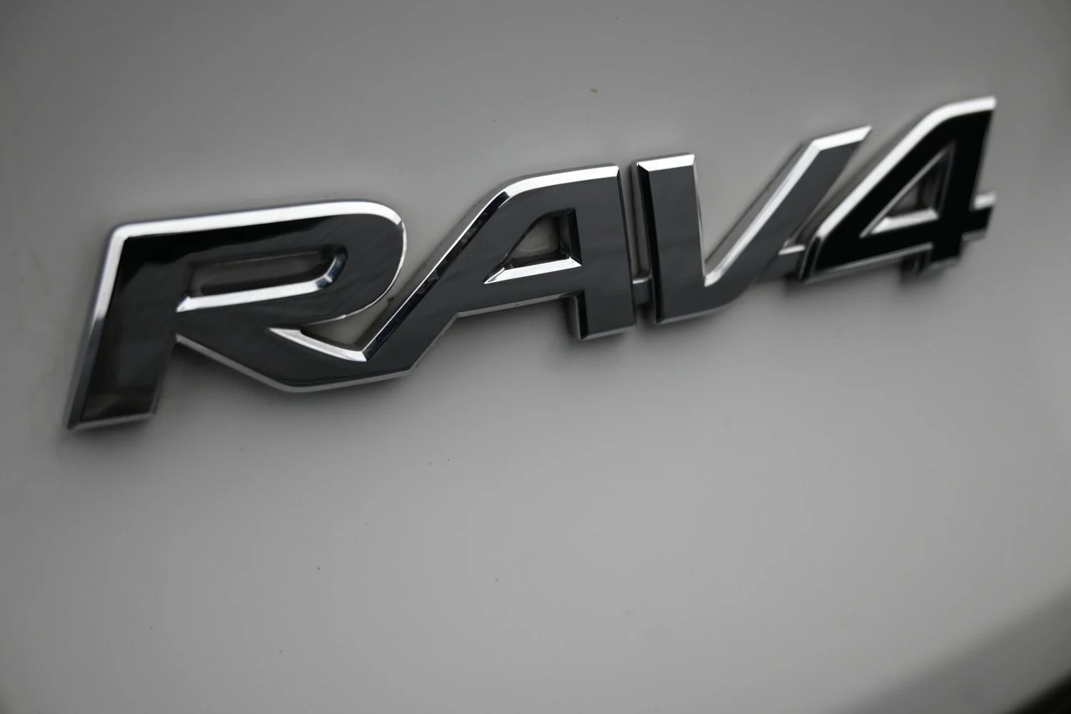 Used 2025 White Toyota XLE image 28