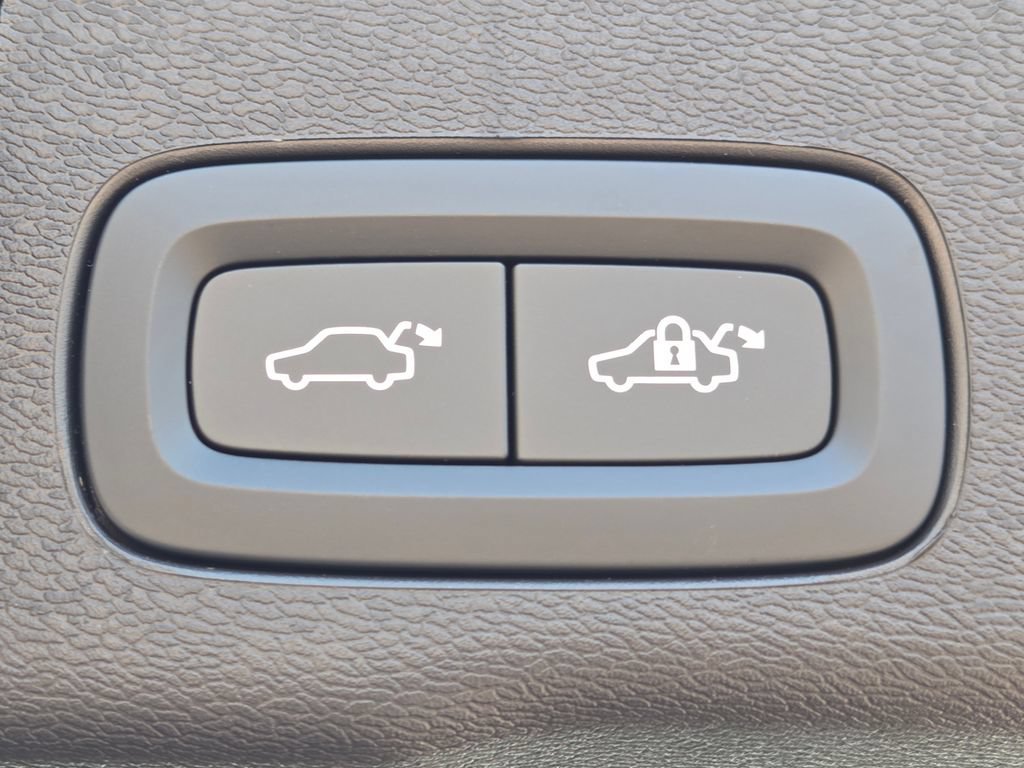 2026 Volvo XC60 Plus - Photo 30
