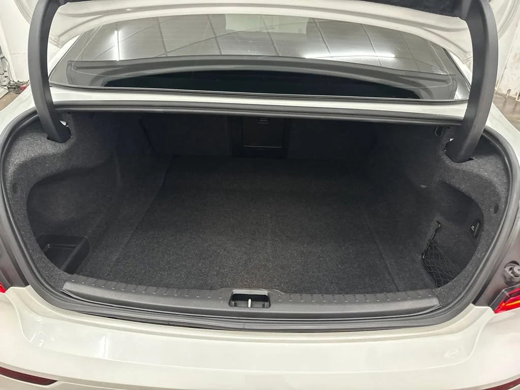 Used 2019 White Volvo T5 Momentum image 27