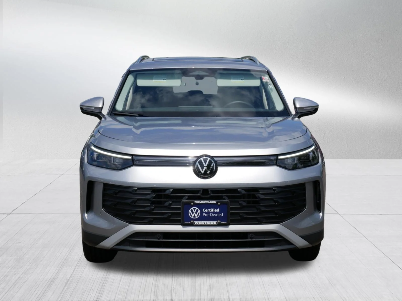 Certified Used 2025 Pyrite Silver Metallic Volkswagen SE image 2