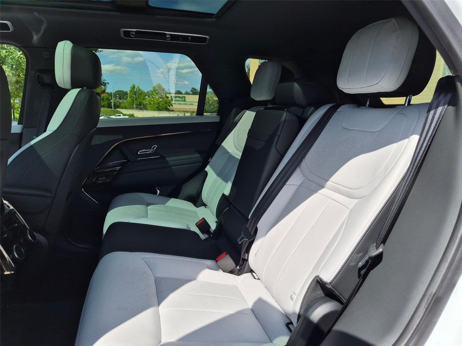 Used 2024 Fuji White Land Rover Dynamic SE image 25
