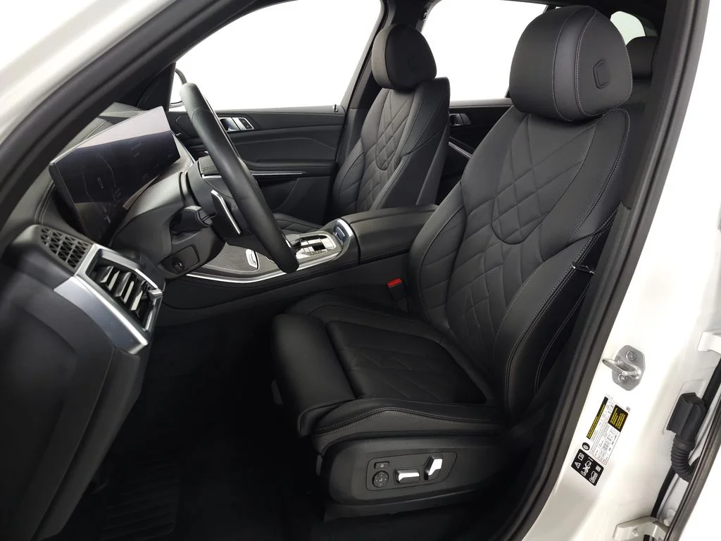 Used 2025 White BMW xDrive40i image 17