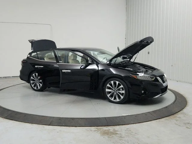 Used 2022 Black Nissan Platinum image 10