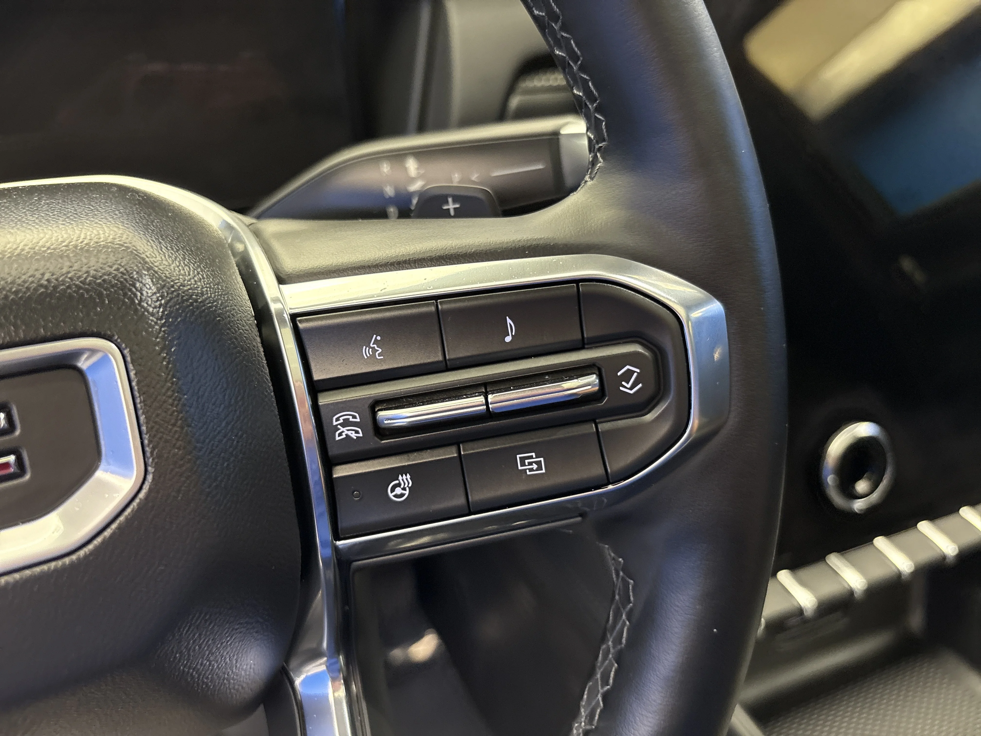 Used 2025 Riverstone Metallic GMC AWD Elevation image 16