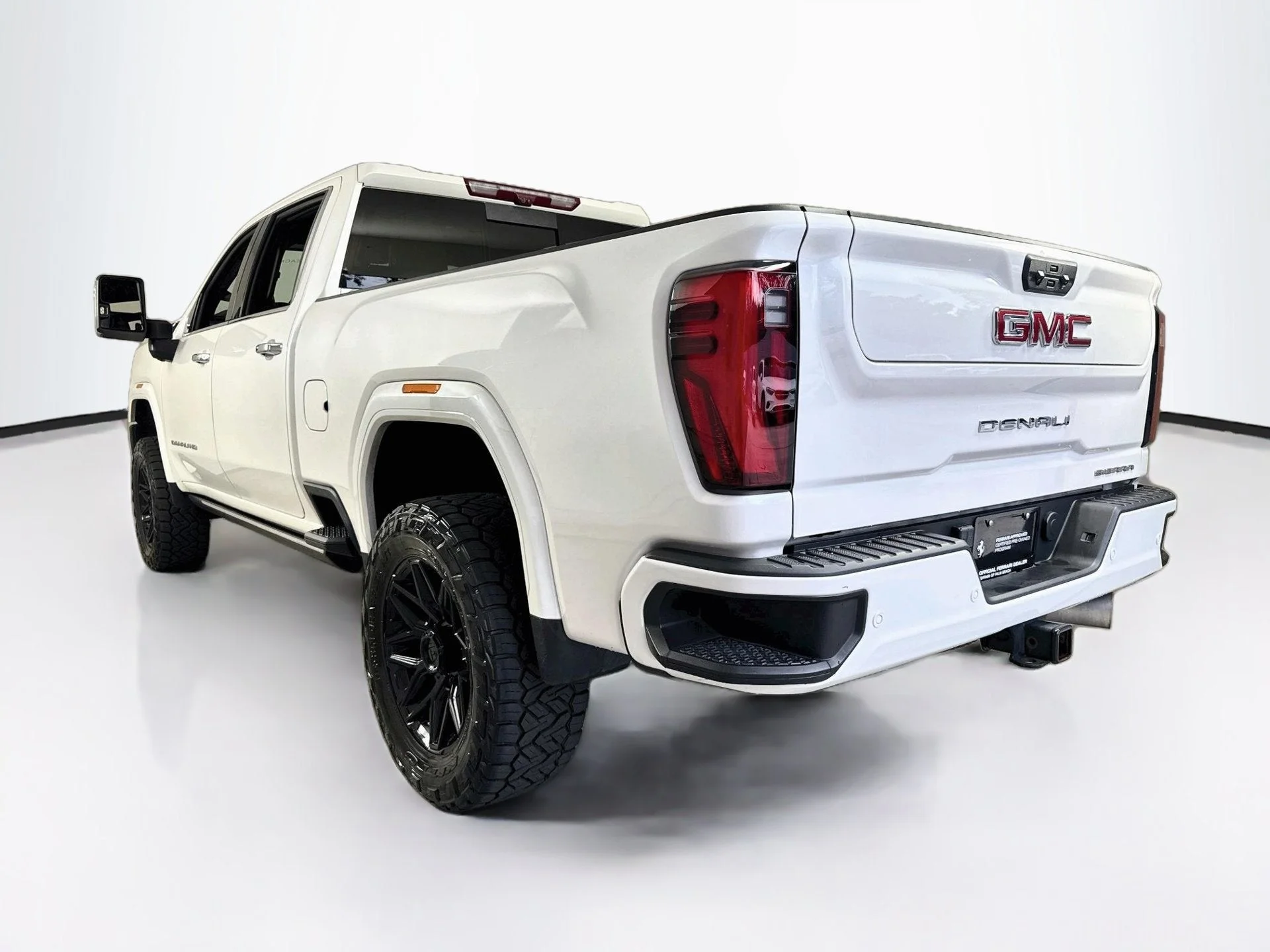 Used 2024 White Frost Tricoat GMC Denali image 5