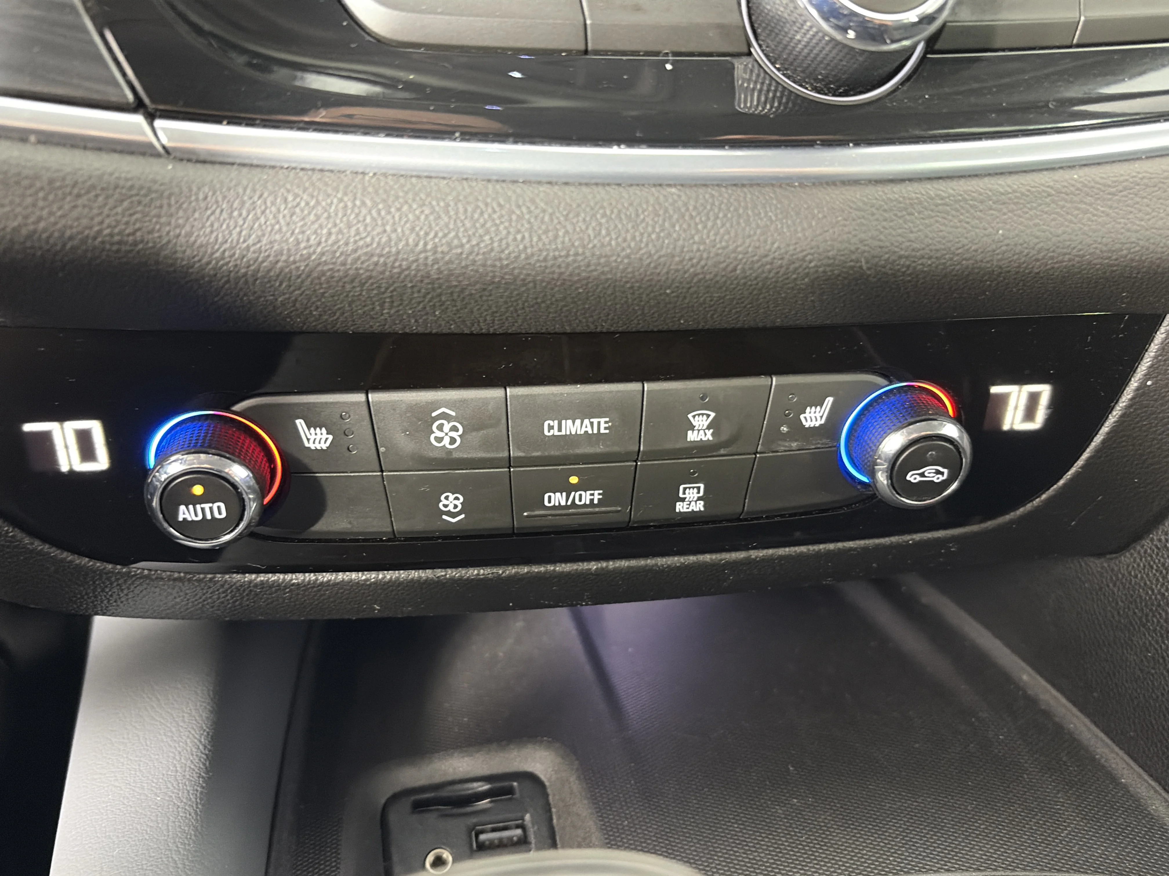 Used 2021 Includes Spectra Gray lower exterior accent color.) Buick Essence image 26