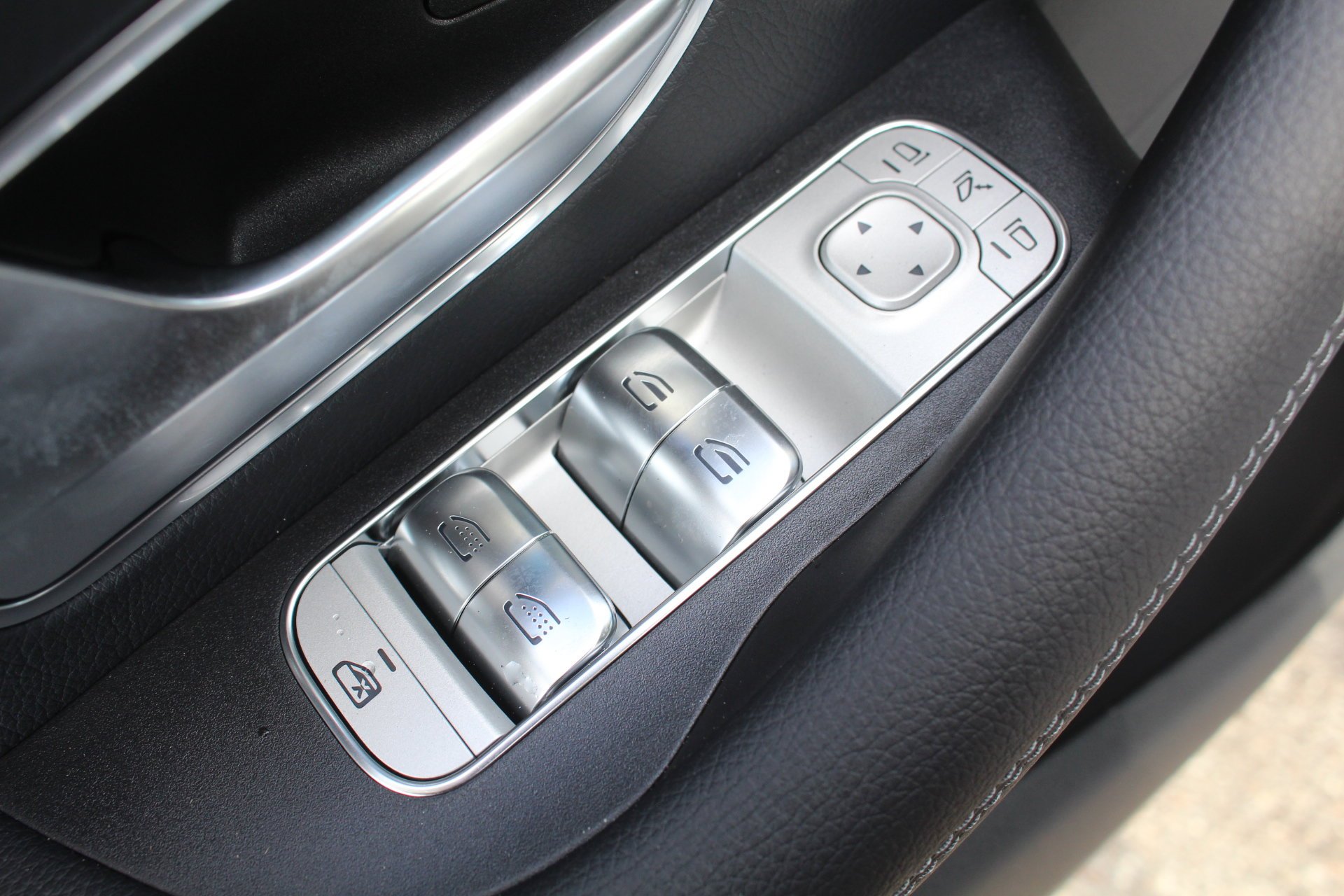 New 2026 MANUFAKTUR Moonlight White Metallic Mercedes-Benz GLS 450 image 44