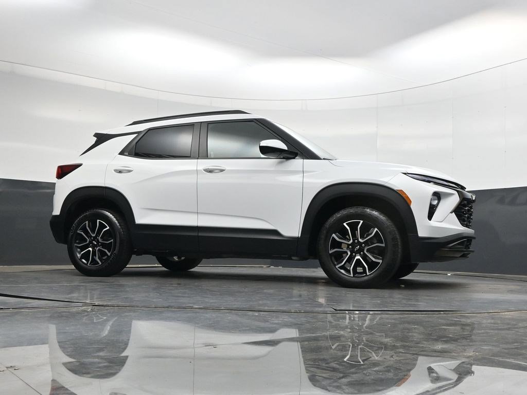 Used 2024 Summit White Chevrolet ACTIV image 31