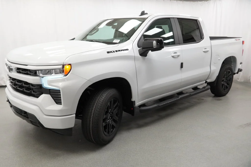 New 2026 Summit White Chevrolet RST image 4