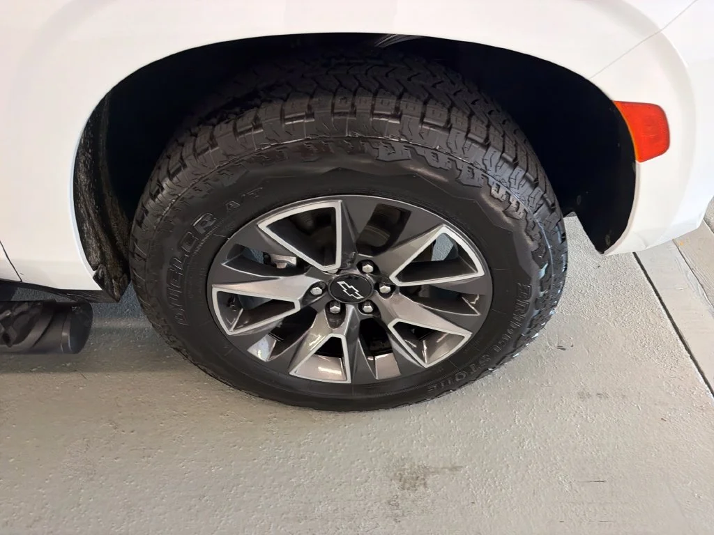 Used 2023 White Chevrolet Z71 image 4