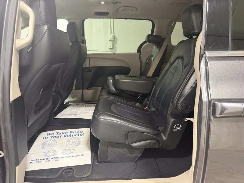 Used 2018 Gray Chrysler Touring L image 16