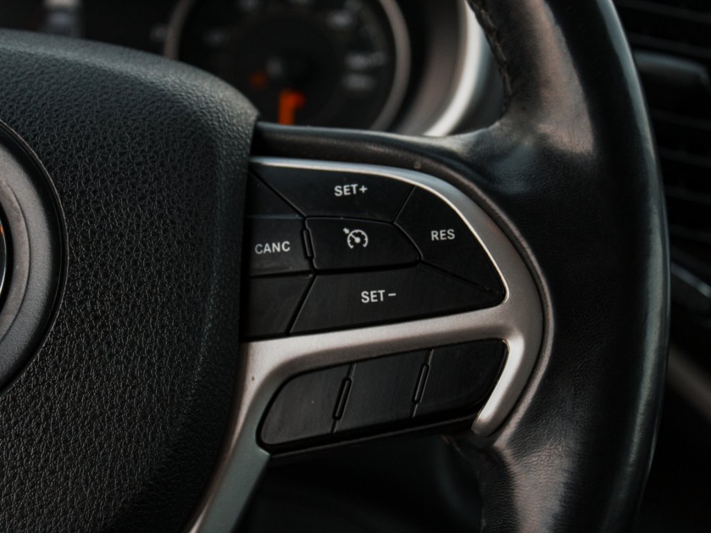 Used 2018 Billet Silver Metallic Clearcoat Jeep Trailhawk image 14