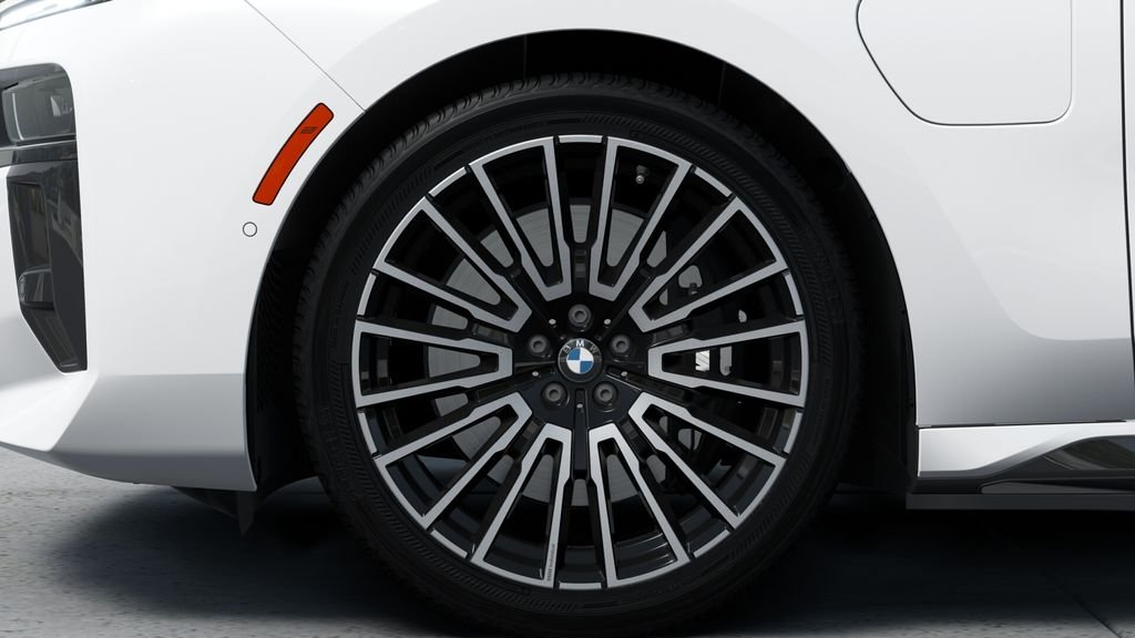 New 2026 Mineral White Metallic BMW 750e xDrive image 32