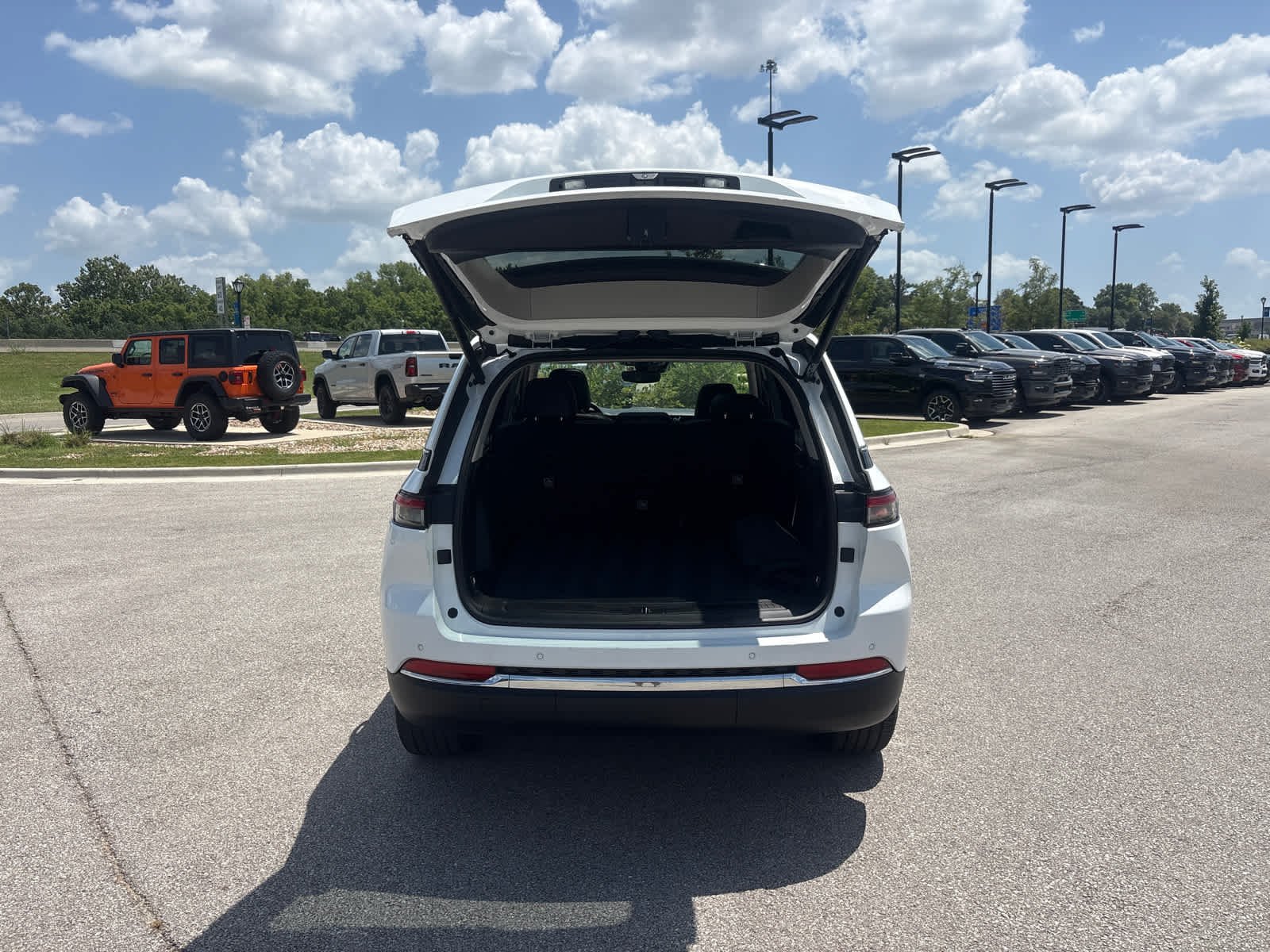 Used 2022 Bright White Clearcoat Jeep  image 12