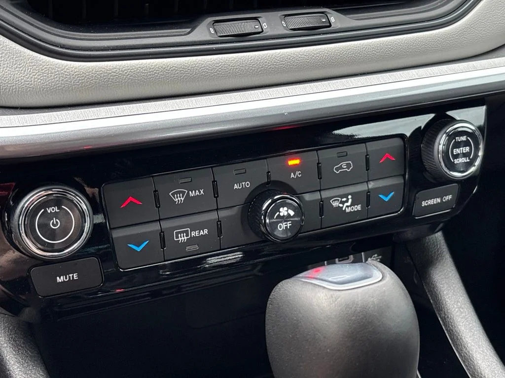 Used 2026 Silver Jeep Limited image 37