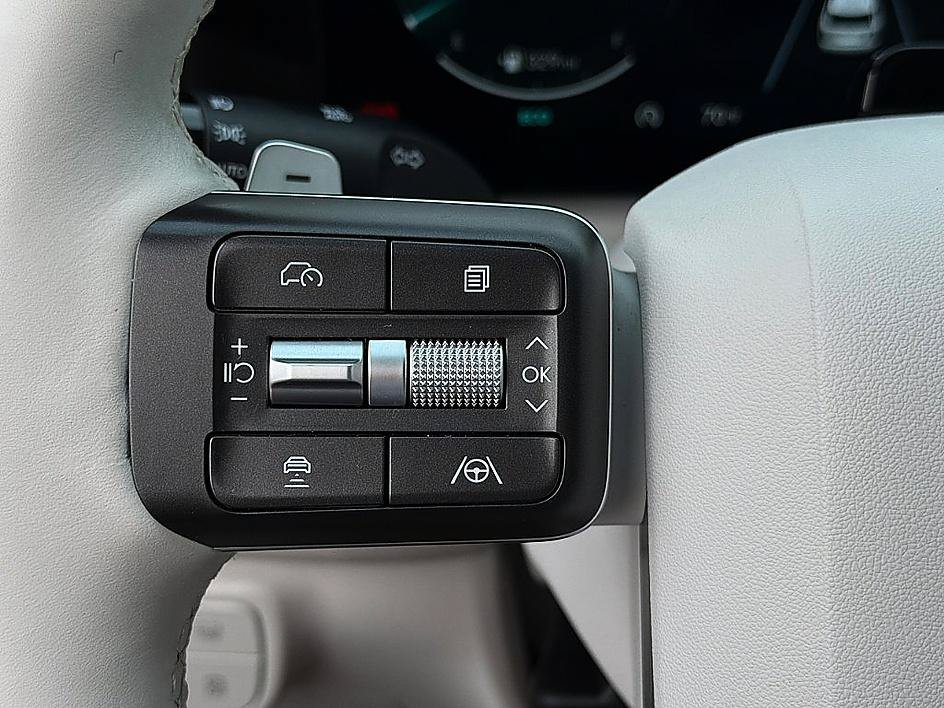 Used 2026 Creamy White Pearl Hyundai SEL 7P image 15