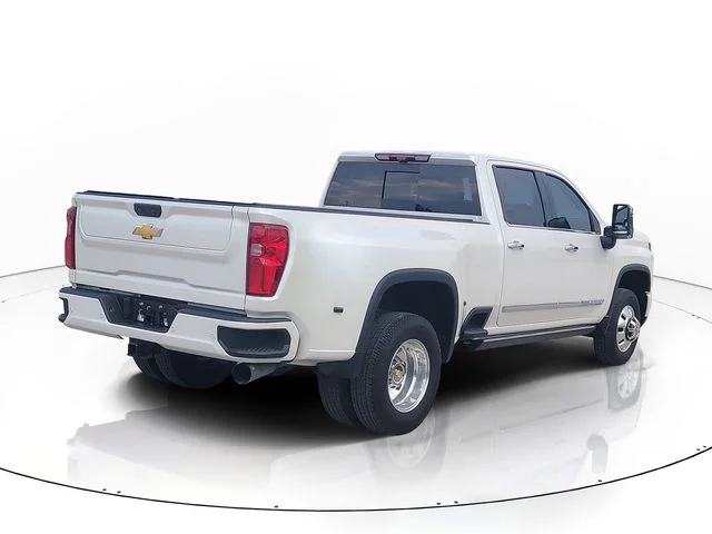 Used 2025 Beige Chevrolet High Country image 5