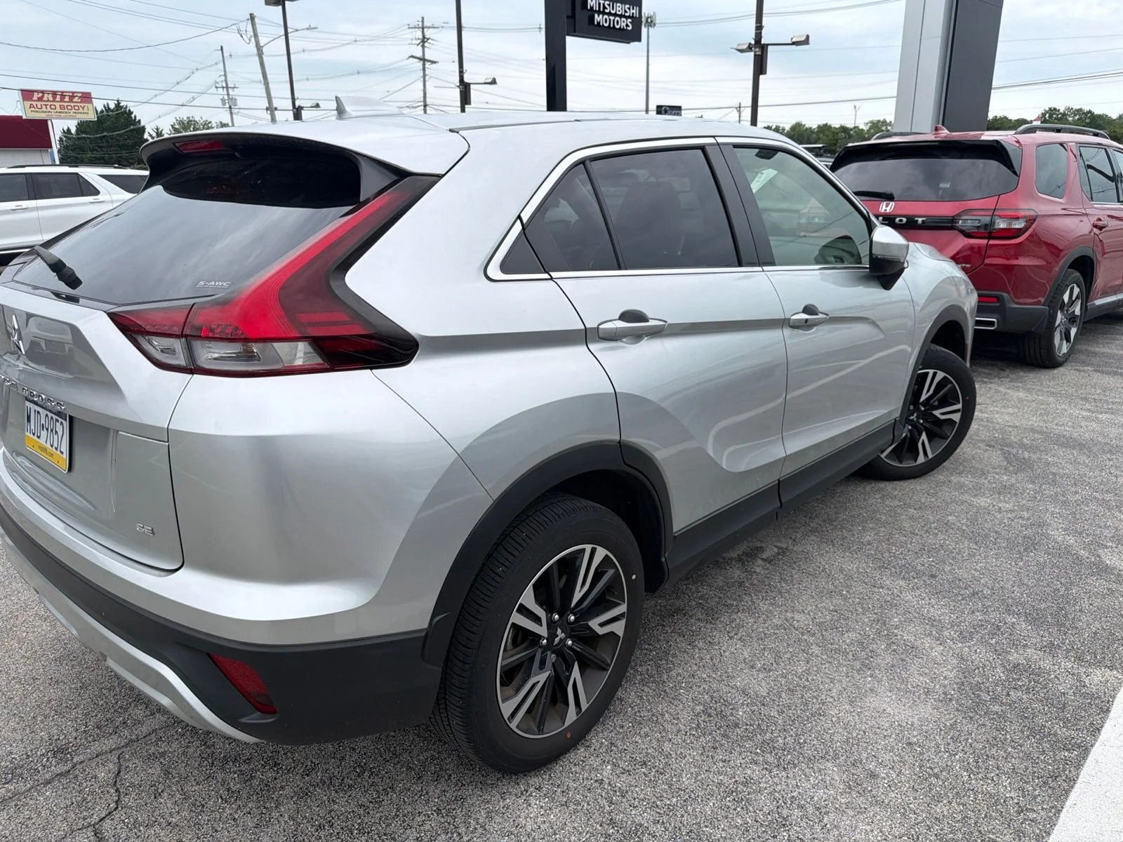 Used 2024 Silver Mitsubishi SE image 4