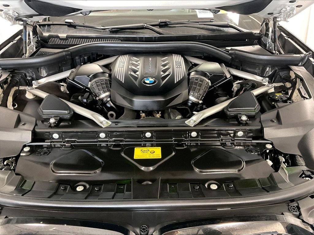 Used 2022 White BMW M50i image 31