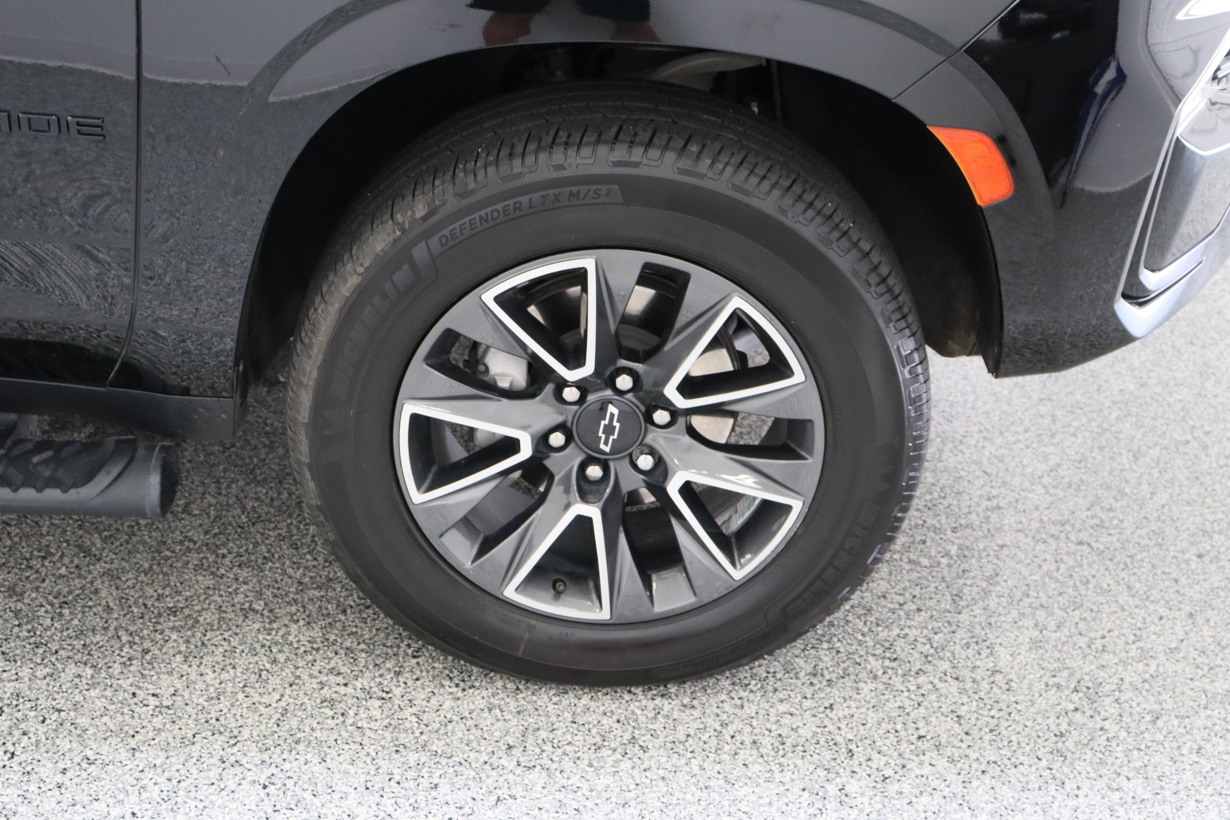 Used 2024 Black Chevrolet Z71 5.3L image 5