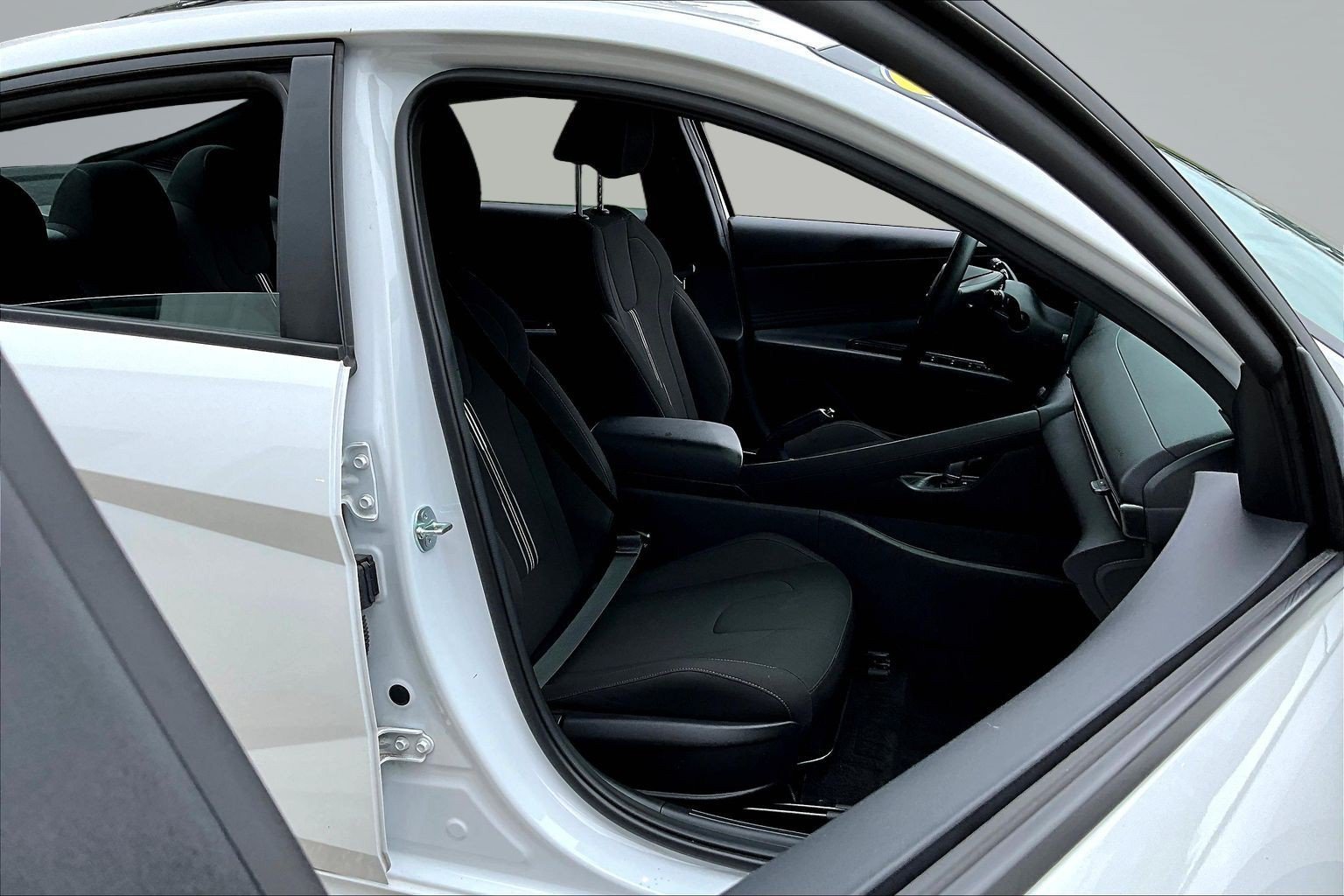 Used 2025 White Hyundai SEL Sport image 25