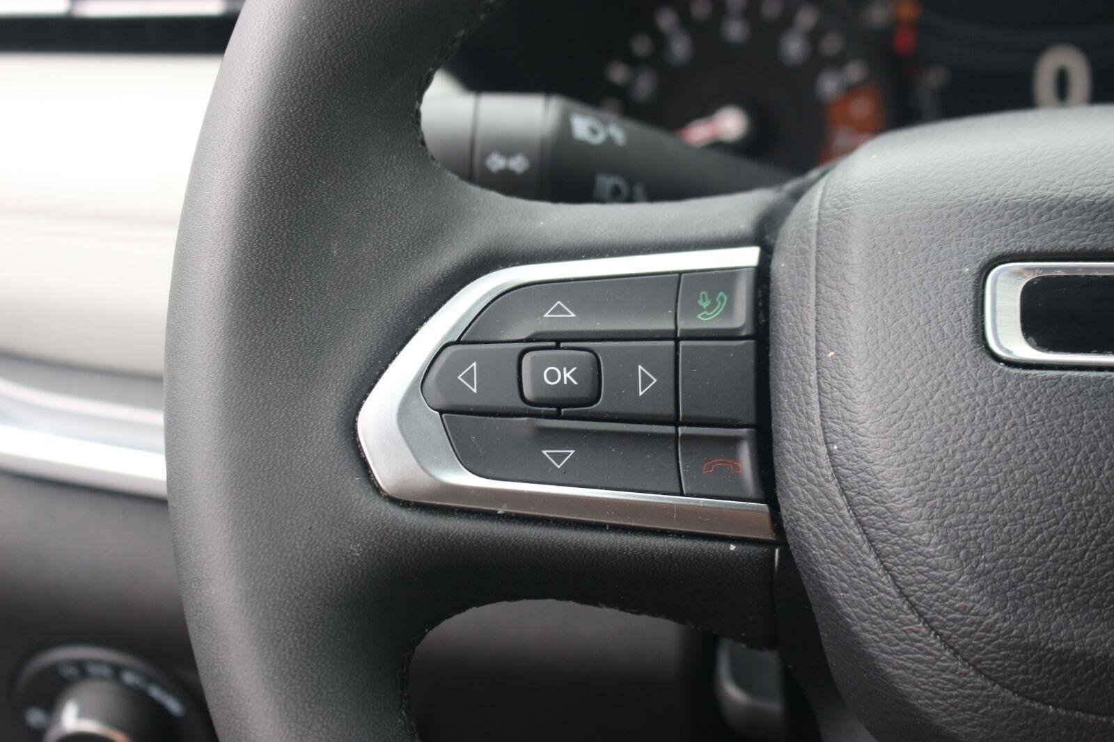 Used 2023  Jeep Limited image 19