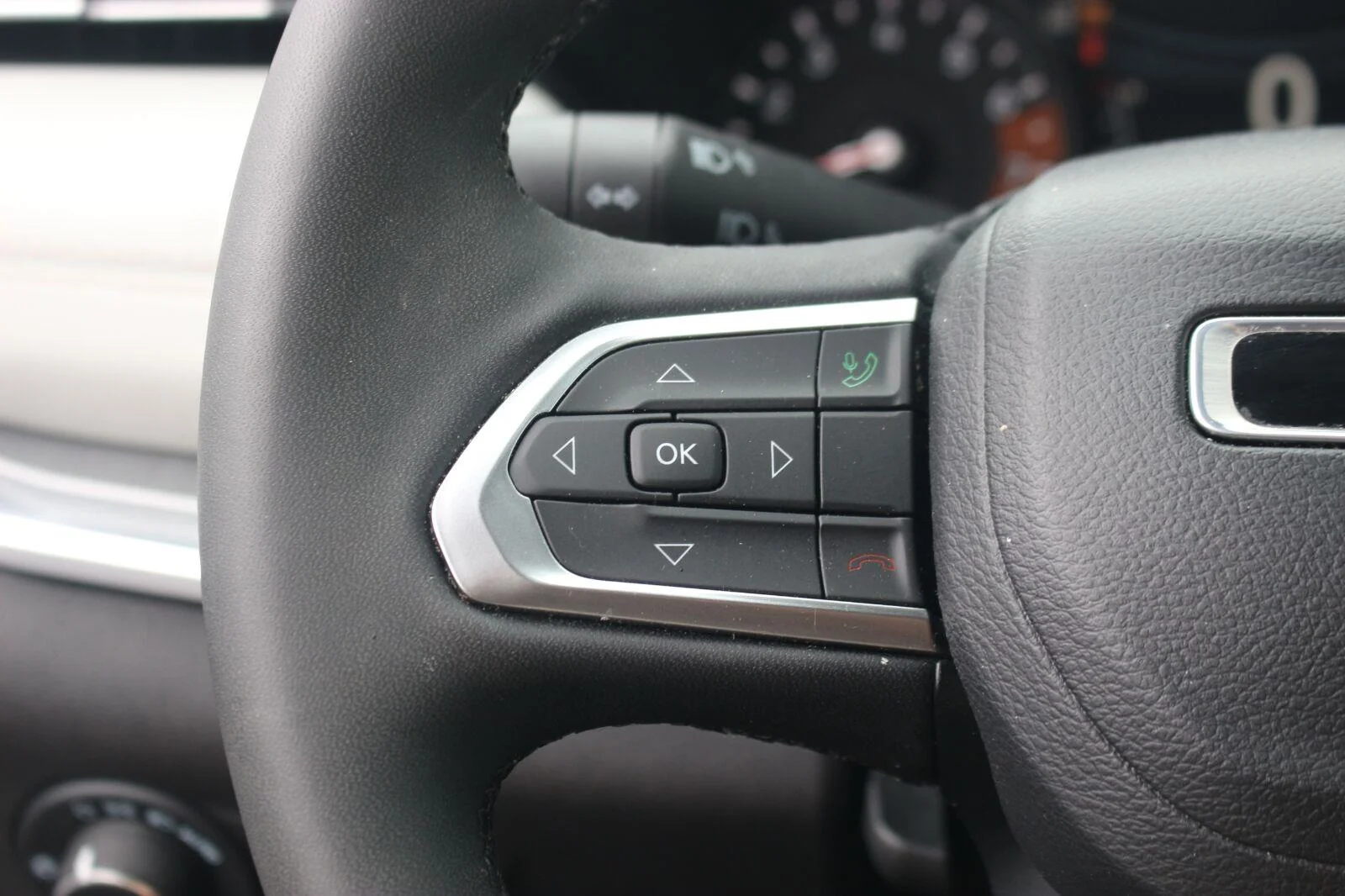 Used 2023  Jeep Limited image 19