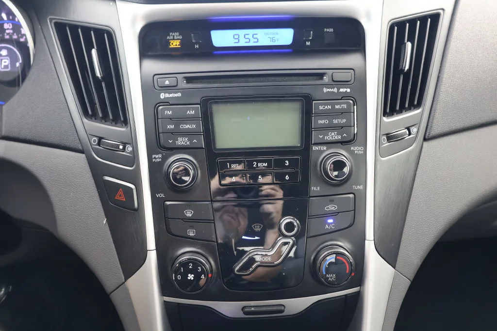 Used 2011 Radiant Silver Metallic Hyundai GLS image 14