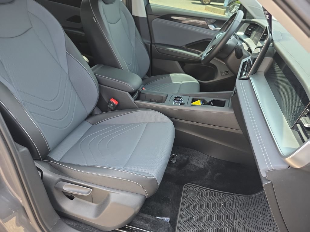 Used 2025  Volkswagen 2.0T SE image 35