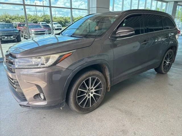 Used 2017 Predawn Gray Mica Toyota XLE image 3