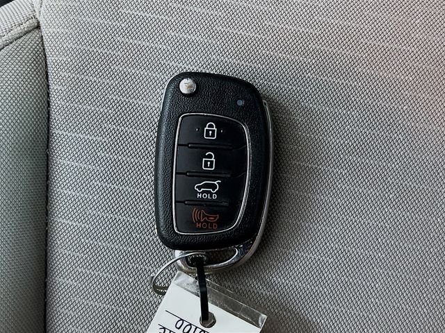 Used 2020 White Hyundai SE image 27