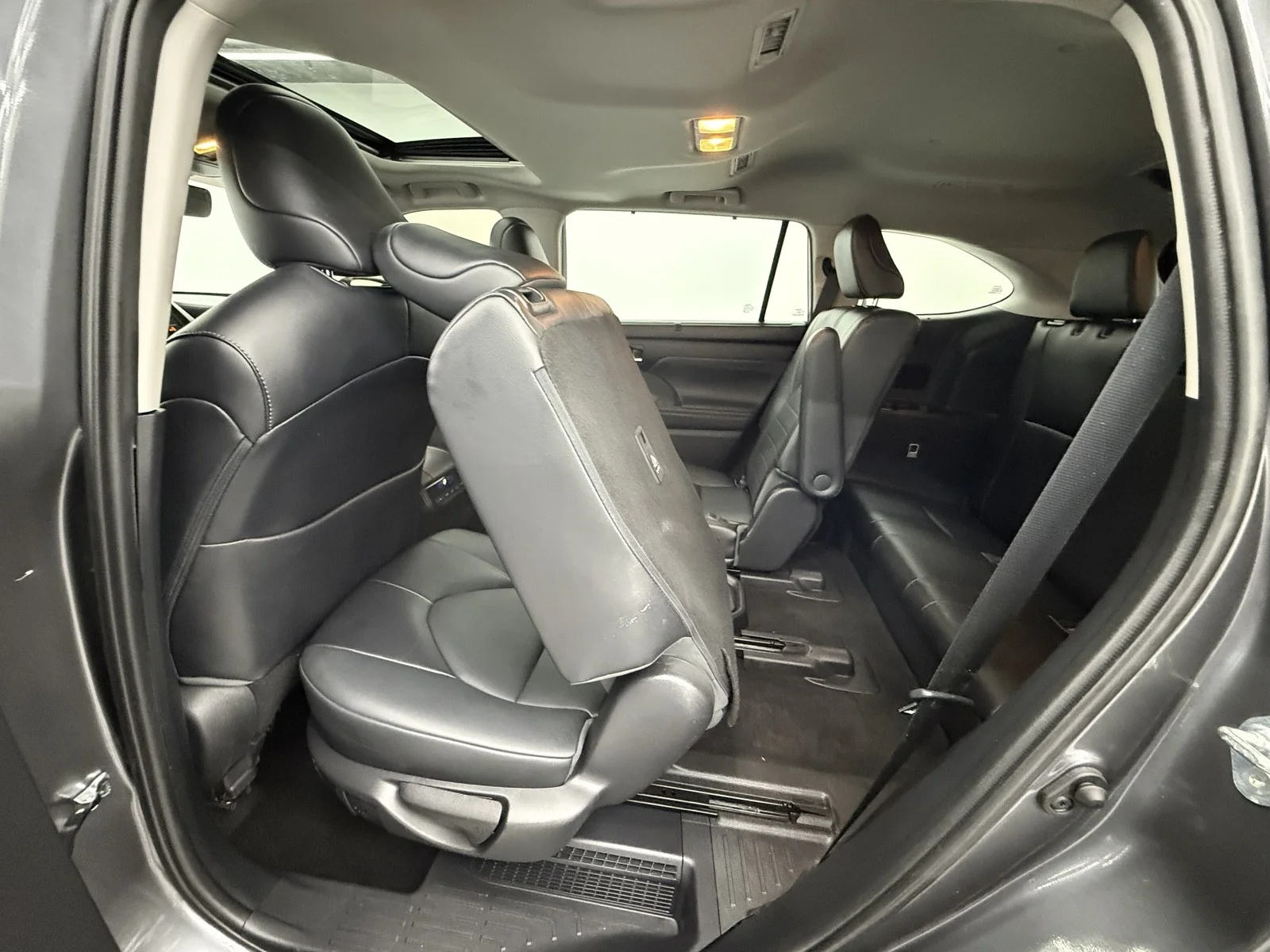 Used 2022 Magnetic Gray Metallic Toyota Hybrid XLE AWD image 36