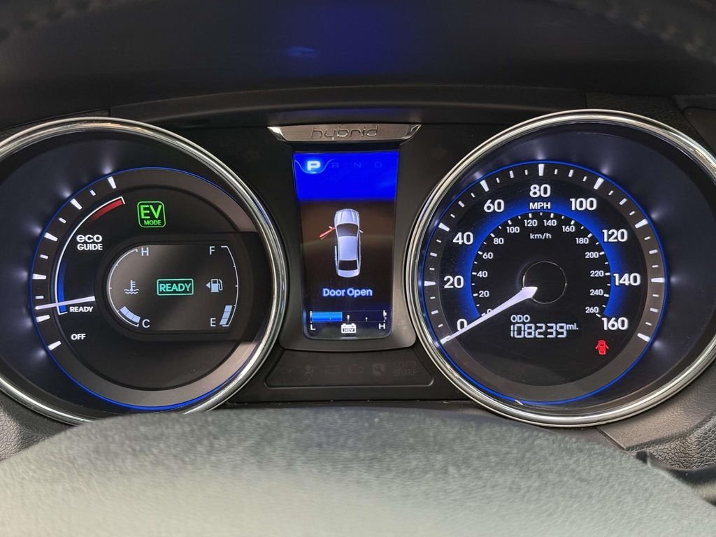 Used 2012 Silver Frost Metallic Hyundai Base image 28