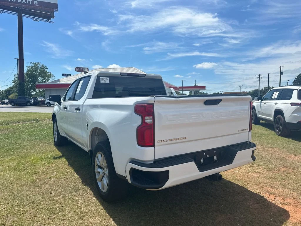 Used 2021 White Chevrolet Custom image 5