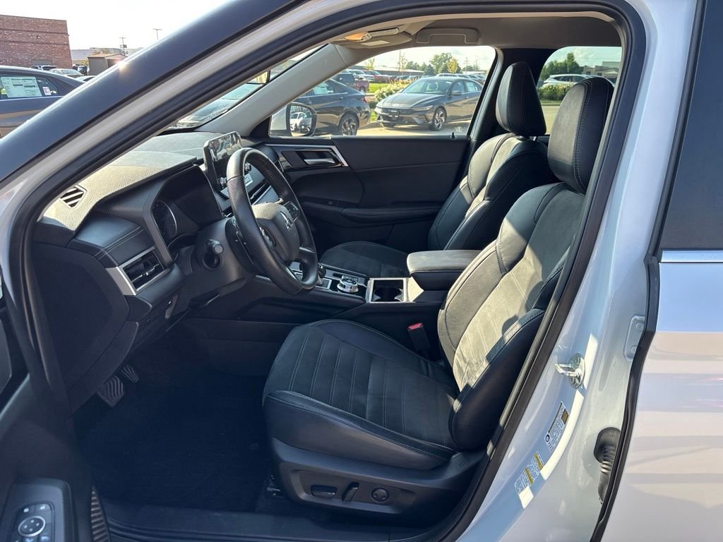 Used 2023 White Diamond Mitsubishi SE image 17