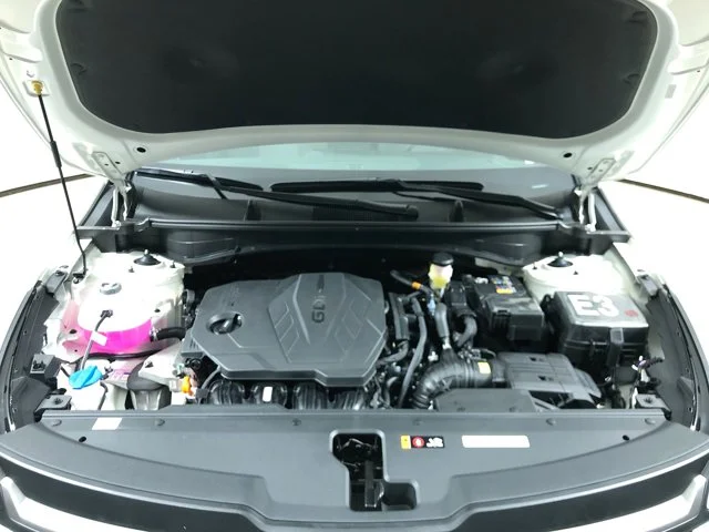 New 2026 SNOW WHITE PEARL Kia LX image 12