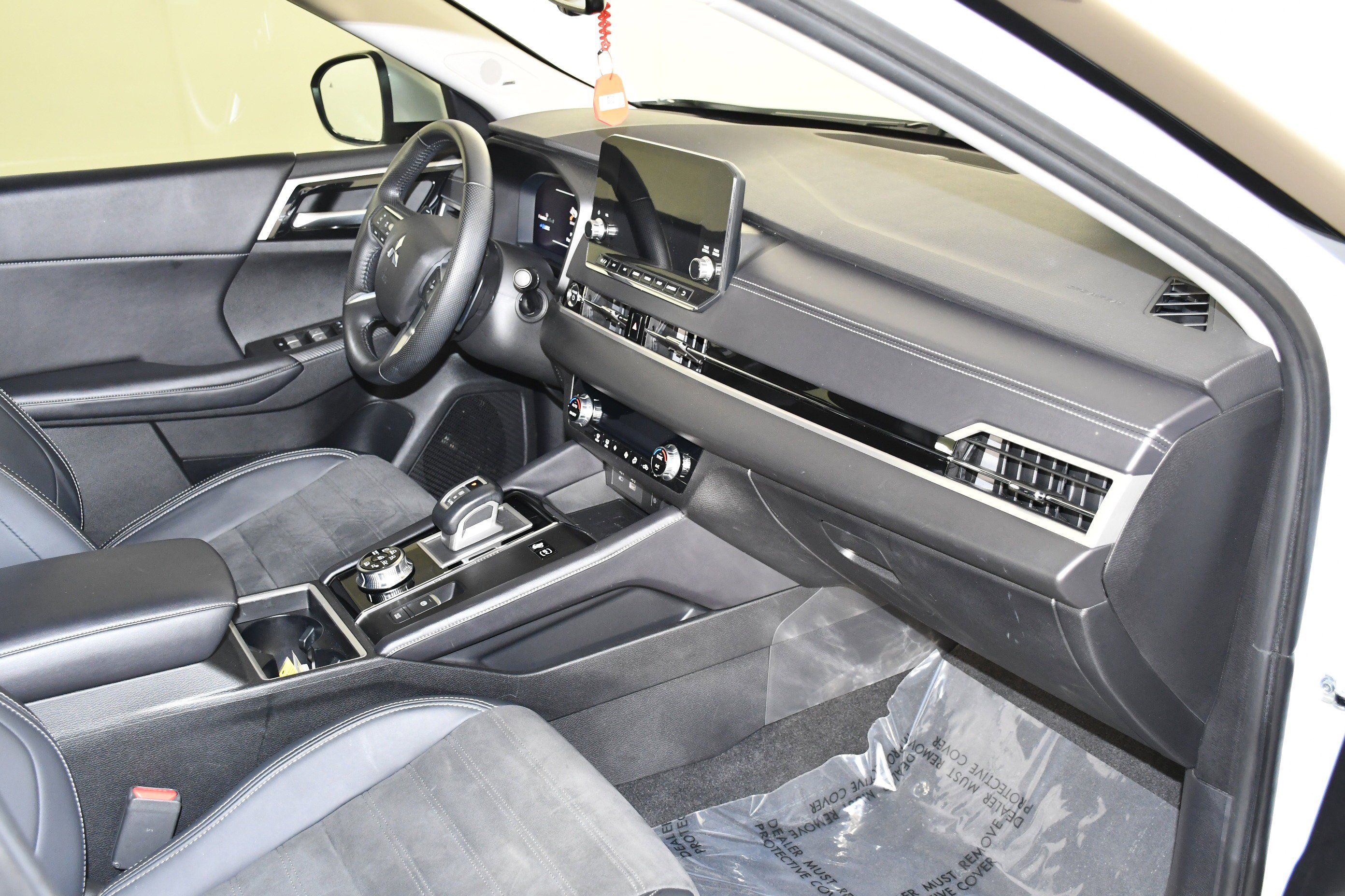 Certified Used 2024 White Diamond Mitsubishi SE image 32