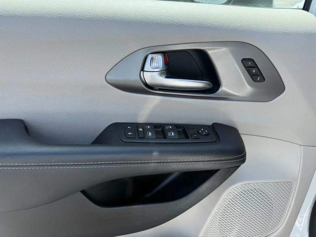 Used 2023 White Chrysler Touring L image 5