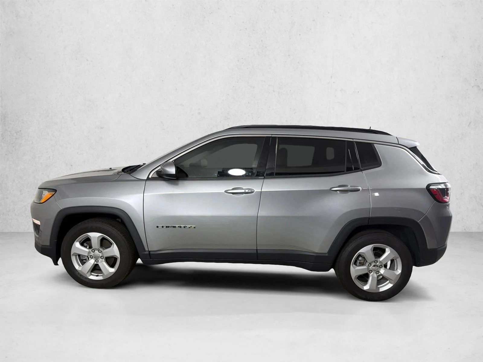 Used 2021 Silver Jeep Latitude image 6