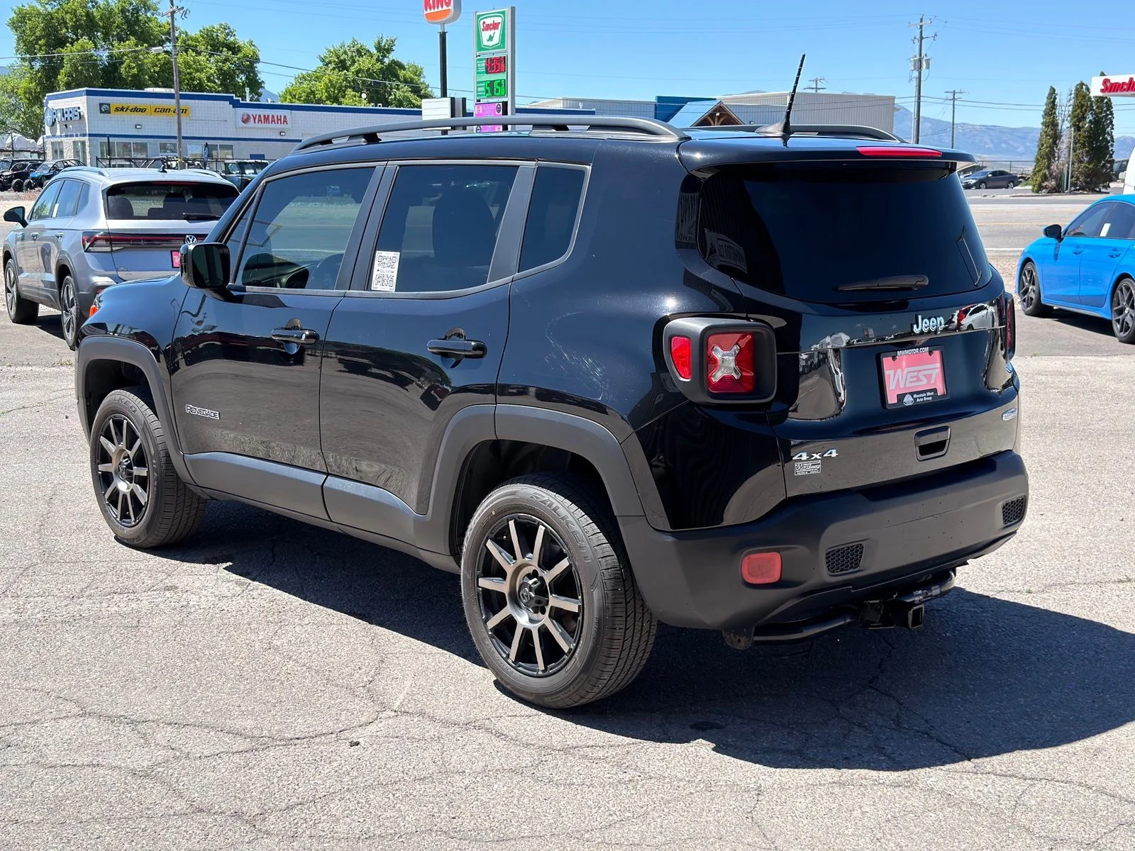 Used 2018 Black Jeep Latitude image 10