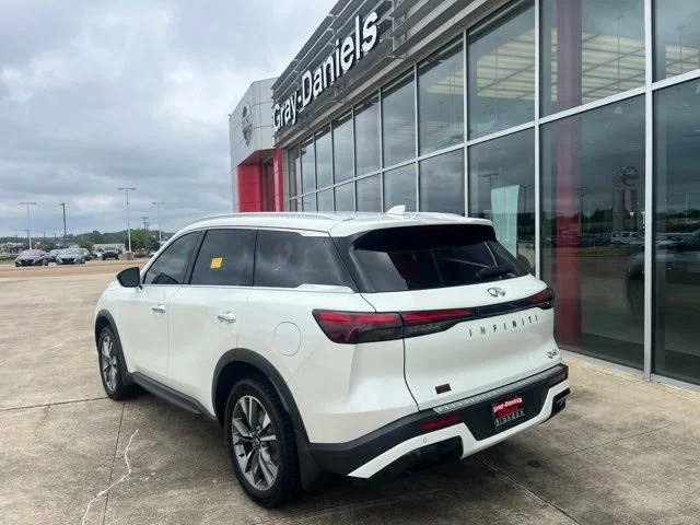 Used 2023 White INFINITI LUXE image 2