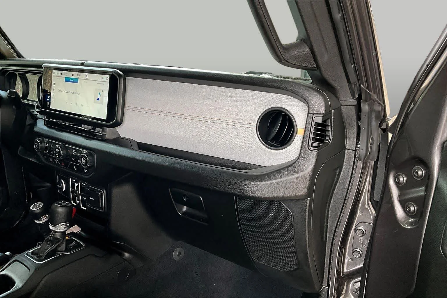 Used 2025 Granite Crystal Metallic Clearcoat Jeep Sport S image 18