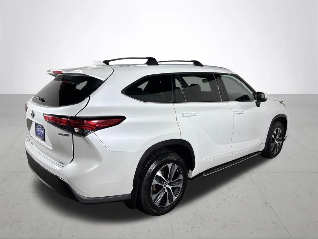 Used 2022 Beige Toyota XLE image 6