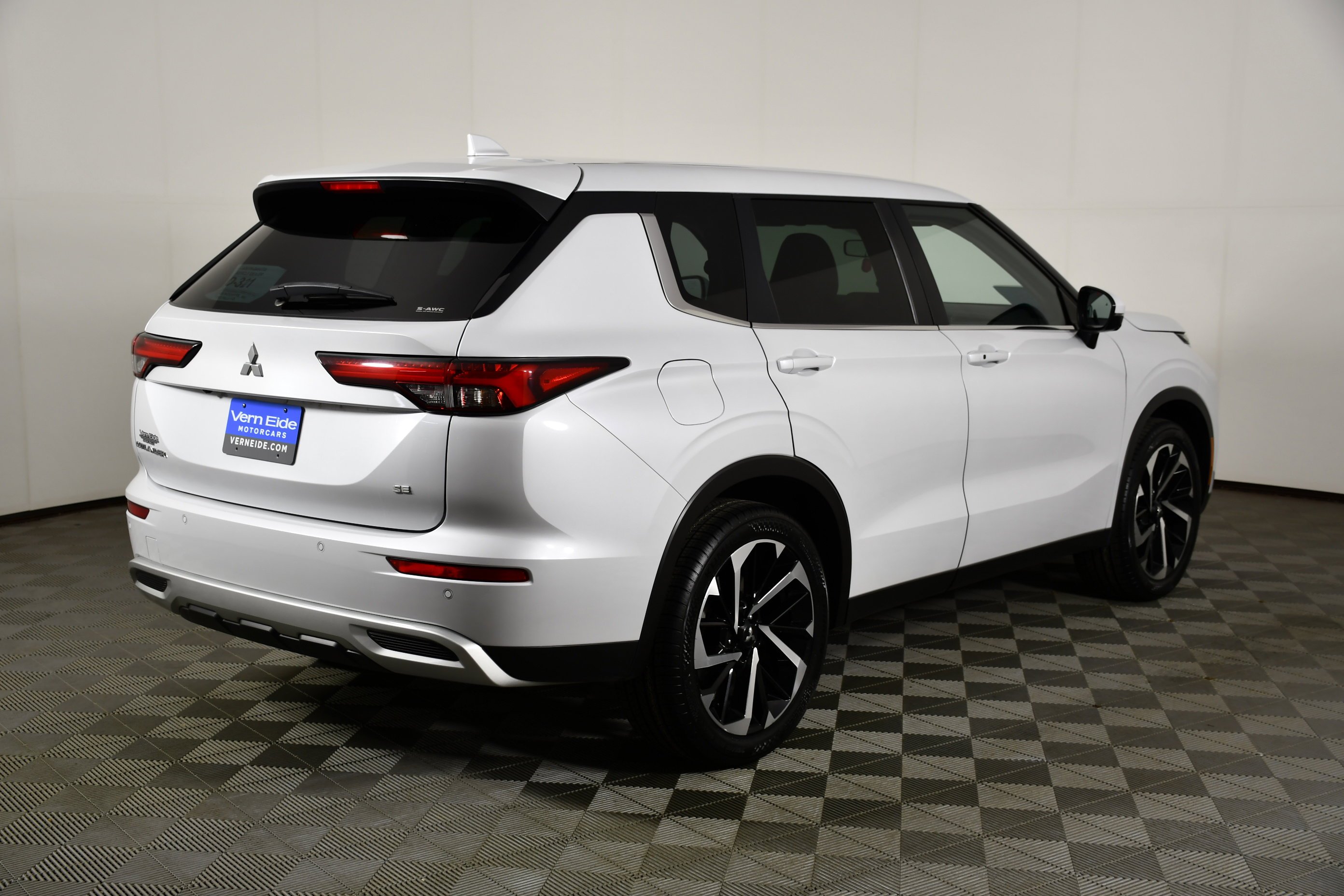 Certified Used 2022 White Diamond Mitsubishi SE image 6