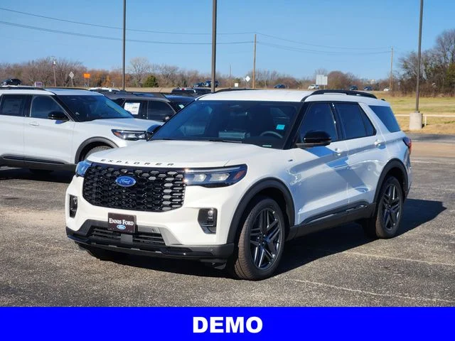 New 2026 Star White Metallic Tri-Coat Ford ST-Line image 3