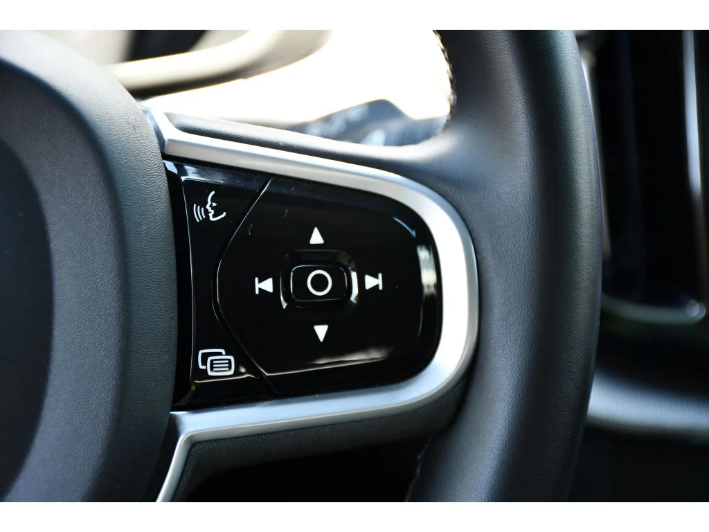 Used 2022 Platinum Grey Metallic Volvo R-Design image 36