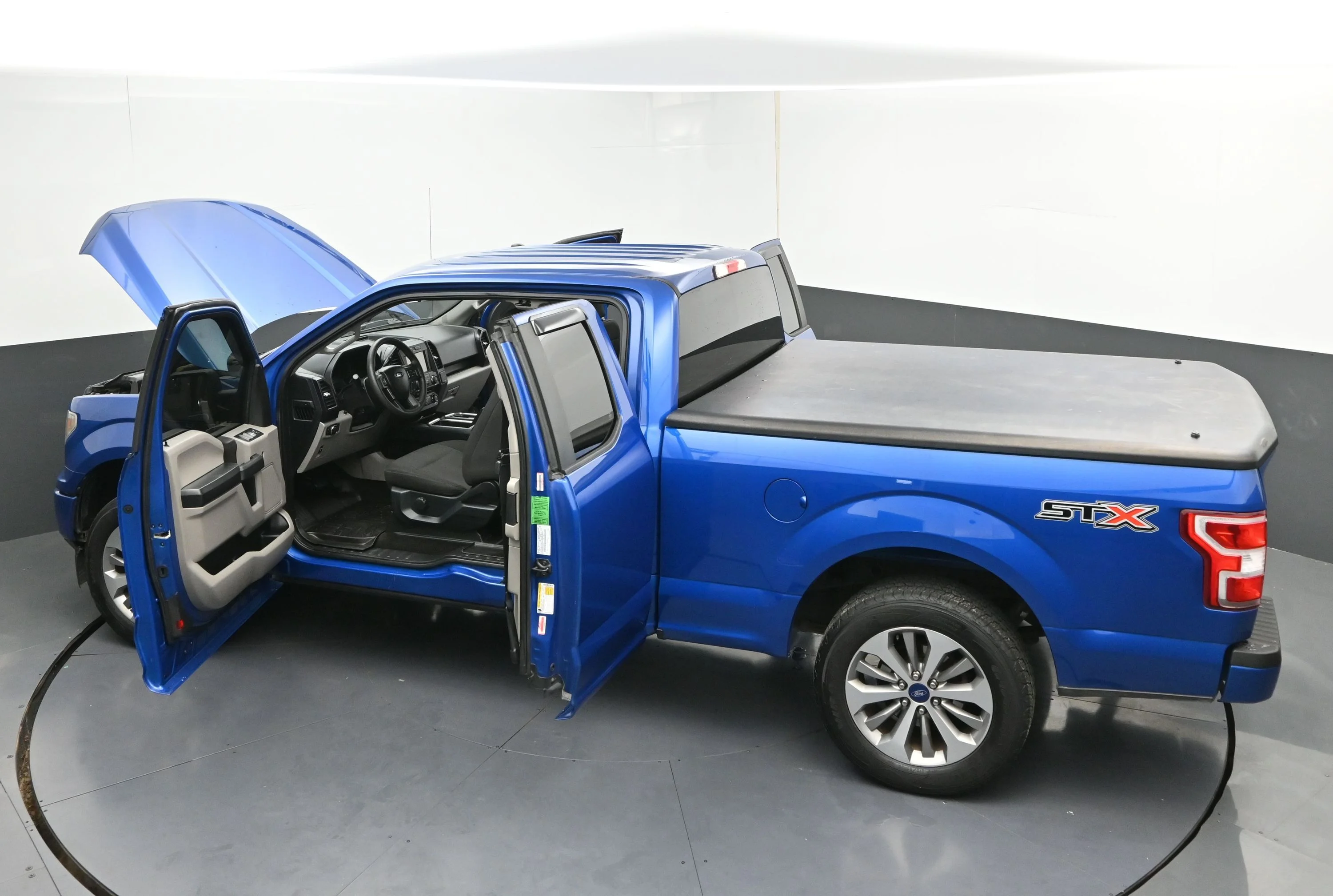 Used 2018 Blue Ford XL image 25