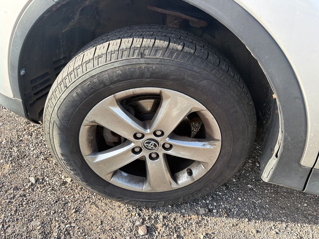 Used 2015 Silver Toyota XLE image 13